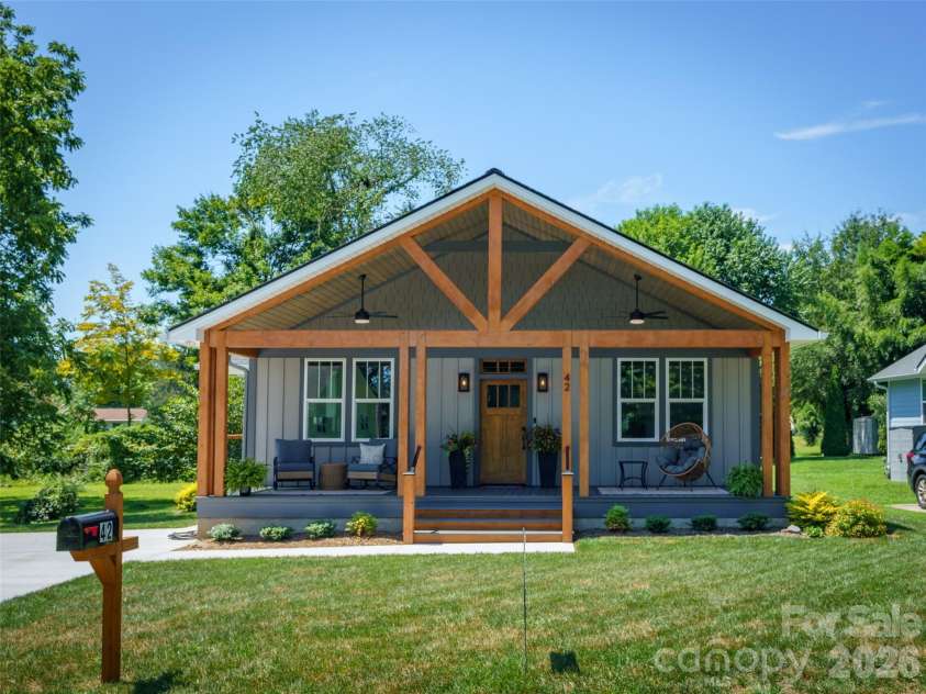 42 Summit Avenue, Brevard, NC 28712.  MLS# CAR4418916, YatesRealty ID 47627. 