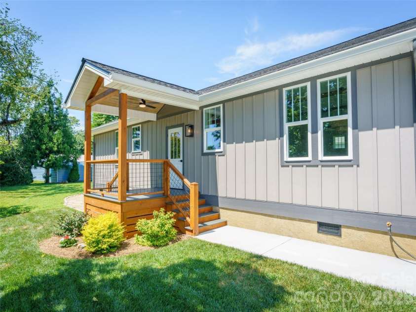 42 Summit Avenue, Brevard, NC 28712.  MLS# CAR4418916, YatesRealty ID 47627. 