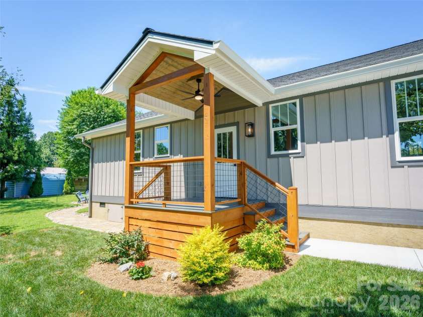 42 Summit Avenue, Brevard, NC 28712.  MLS# CAR4418916, YatesRealty ID 47627. 