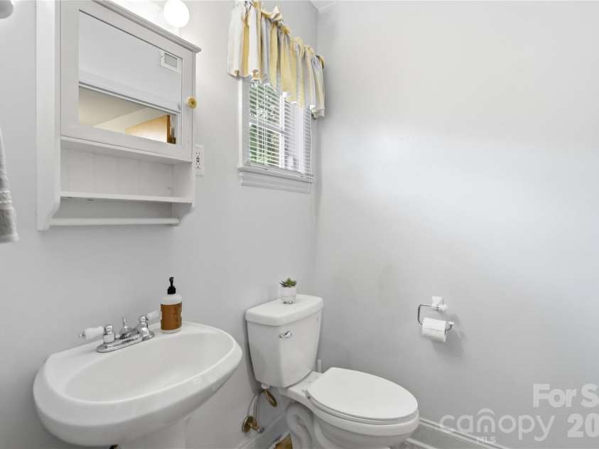 4819 Carousel Drive, Charlotte, NC 28212.  MLS# CAR4419426, YatesRealty ID 47628. Half Bath