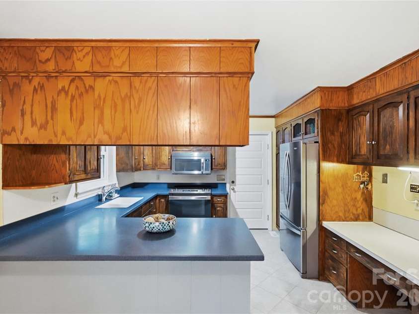 4819 Carousel Drive, Charlotte, NC 28212.  MLS# CAR4419426, YatesRealty ID 47628. Kitchen