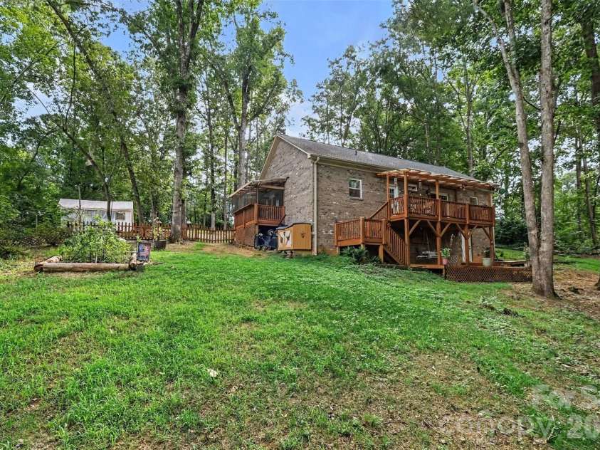 1042 Rosewood Drive, Dallas, NC 28034.  MLS# CAR4417787, YatesRealty ID 47629. 