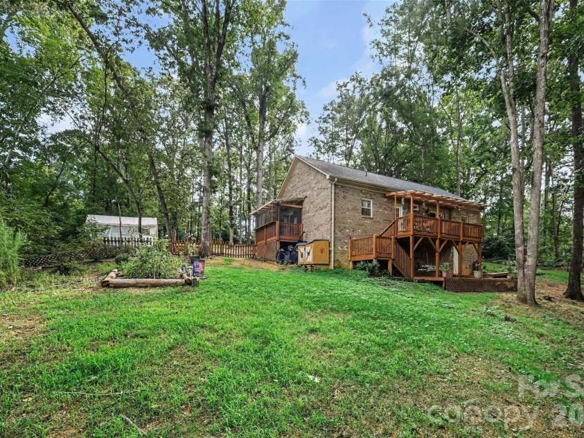 1042 Rosewood Drive, Dallas, NC 28034.  MLS# CAR4417787, YatesRealty ID 47629. 