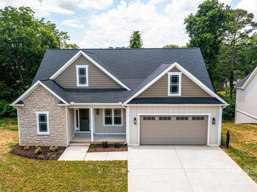 2109 6th Street, Hickory, NC 28601.  MLS# CAR4223210, YatesRealty ID 4763. 