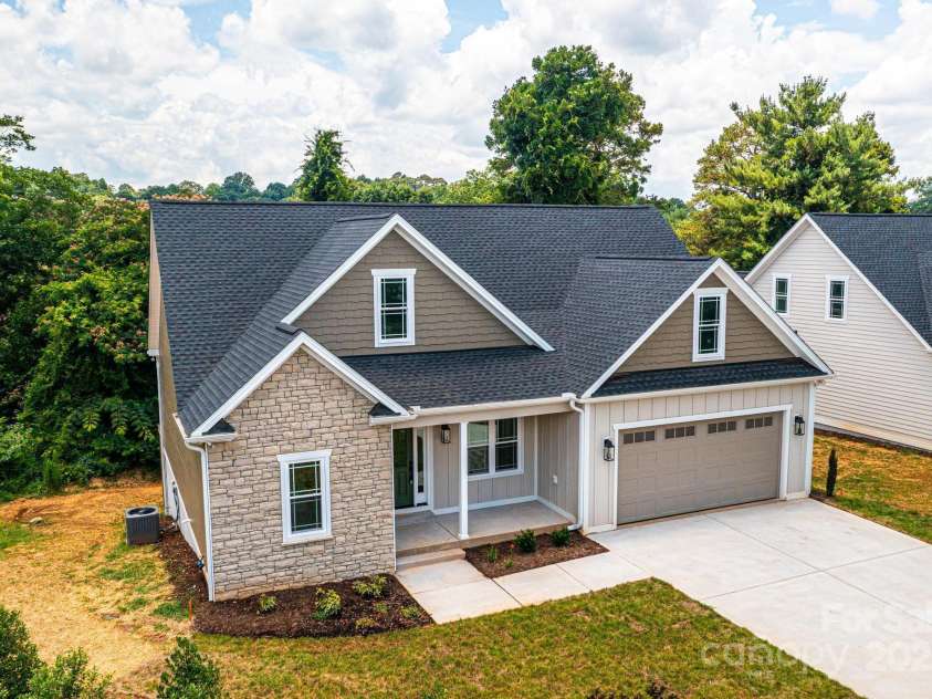 2109 6th Street, Hickory, NC 28601.  MLS# CAR4223210, YatesRealty ID 4763. 