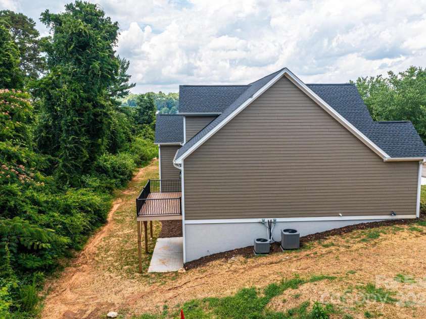 2109 6th Street, Hickory, NC 28601.  MLS# CAR4223210, YatesRealty ID 4763. 