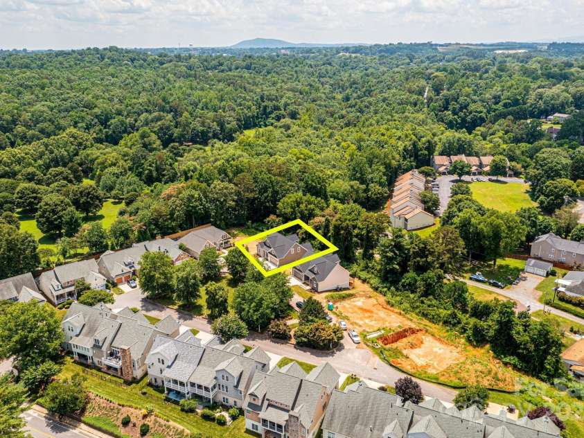 2109 6th Street, Hickory, NC 28601.  MLS# CAR4223210, YatesRealty ID 4763. 