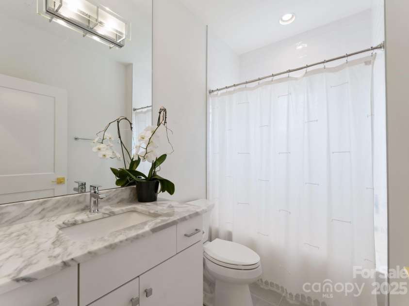 3011 Ella Katherine Way, Charlotte, NC 28210.  MLS# CAR4312353, YatesRealty ID 4763. Upstairs bathroom.