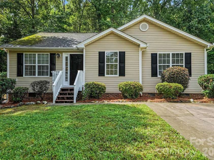 10104 Rockwood Road, Charlotte, NC 28215.  MLS# CAR4419415, YatesRealty ID 47633. 