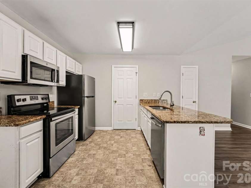 10104 Rockwood Road, Charlotte, NC 28215.  MLS# CAR4419415, YatesRealty ID 47633. 