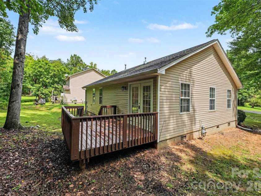 10104 Rockwood Road, Charlotte, NC 28215.  MLS# CAR4419415, YatesRealty ID 47633. 
