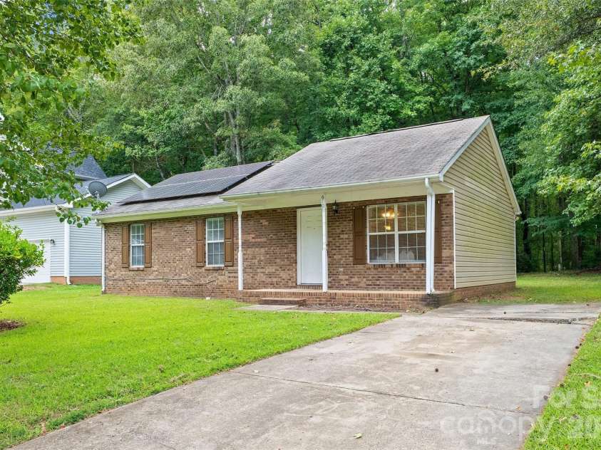 610 Pennwood Lane, Charlotte, NC 28215.  MLS# CAR4415990, YatesRealty ID 47638. 