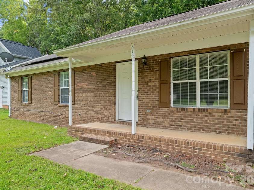 610 Pennwood Lane, Charlotte, NC 28215.  MLS# CAR4415990, YatesRealty ID 47638. 