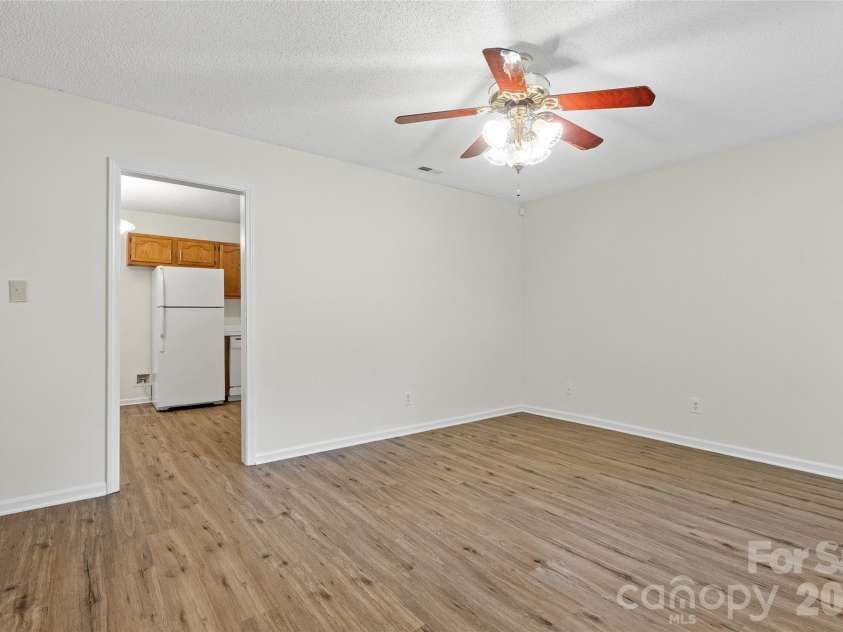 610 Pennwood Lane, Charlotte, NC 28215.  MLS# CAR4415990, YatesRealty ID 47638. 