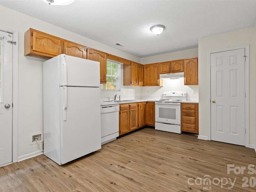 610 Pennwood Lane, Charlotte, NC 28215.  MLS# CAR4415990, YatesRealty ID 47638. 