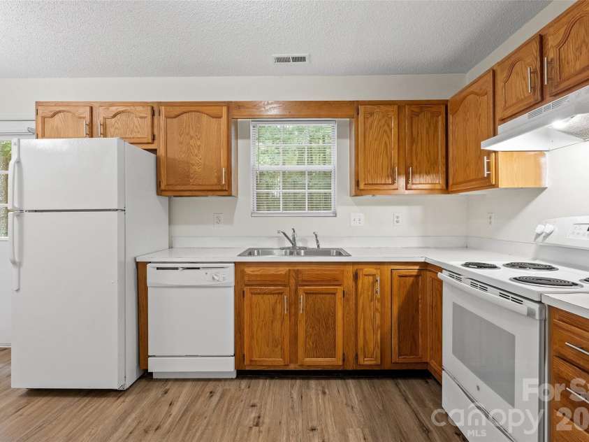 610 Pennwood Lane, Charlotte, NC 28215.  MLS# CAR4415990, YatesRealty ID 47638. 