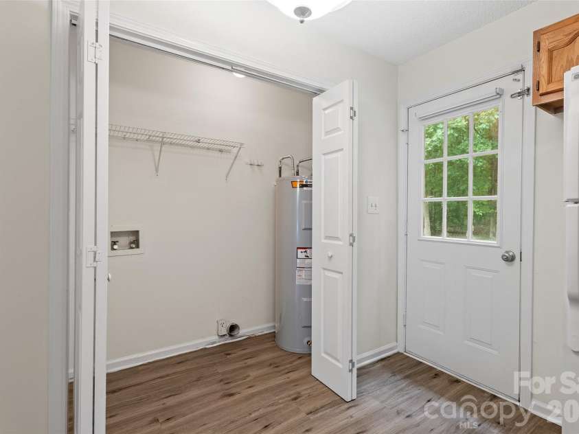 610 Pennwood Lane, Charlotte, NC 28215.  MLS# CAR4415990, YatesRealty ID 47638. 