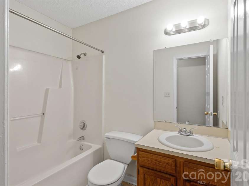 610 Pennwood Lane, Charlotte, NC 28215.  MLS# CAR4415990, YatesRealty ID 47638. 