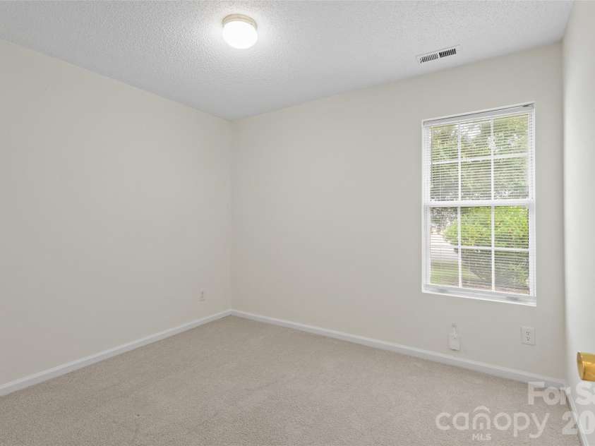 610 Pennwood Lane, Charlotte, NC 28215.  MLS# CAR4415990, YatesRealty ID 47638. 