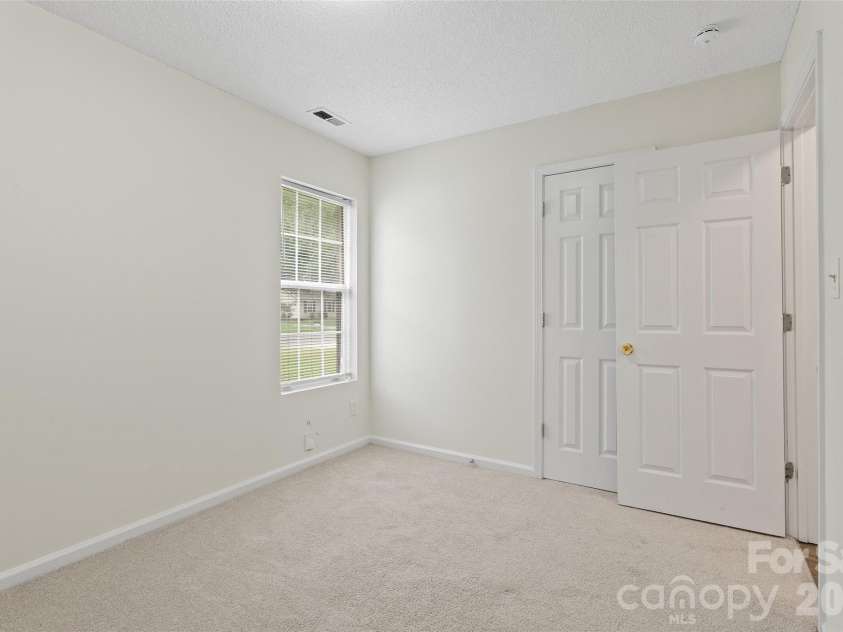 610 Pennwood Lane, Charlotte, NC 28215.  MLS# CAR4415990, YatesRealty ID 47638. 