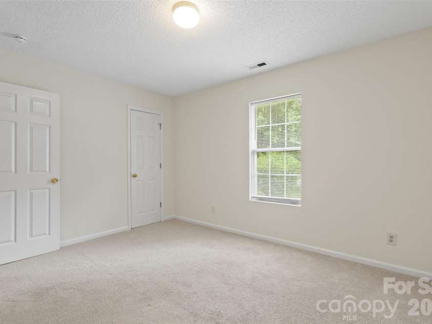 610 Pennwood Lane, Charlotte, NC 28215.  MLS# CAR4415990, YatesRealty ID 47638. 