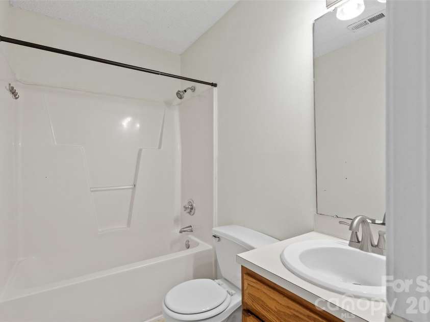 610 Pennwood Lane, Charlotte, NC 28215.  MLS# CAR4415990, YatesRealty ID 47638. 