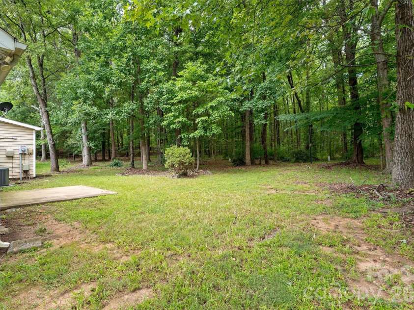 610 Pennwood Lane, Charlotte, NC 28215.  MLS# CAR4415990, YatesRealty ID 47638. 