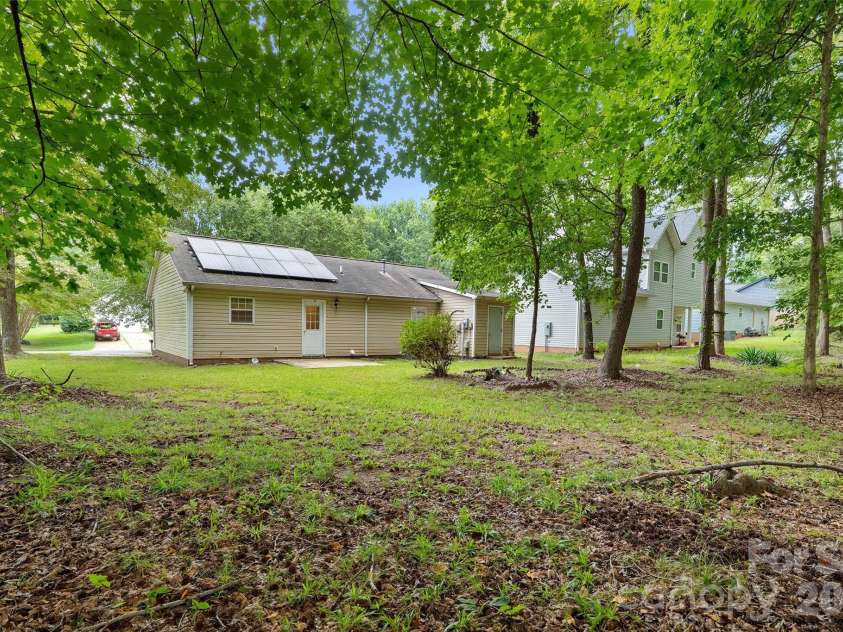 610 Pennwood Lane, Charlotte, NC 28215.  MLS# CAR4415990, YatesRealty ID 47638. 