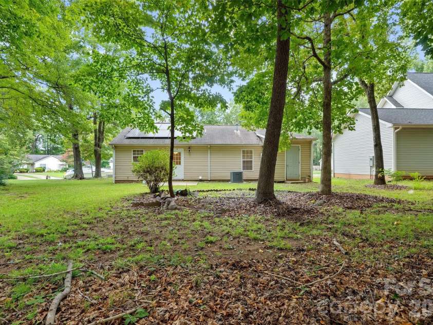 610 Pennwood Lane, Charlotte, NC 28215.  MLS# CAR4415990, YatesRealty ID 47638. 