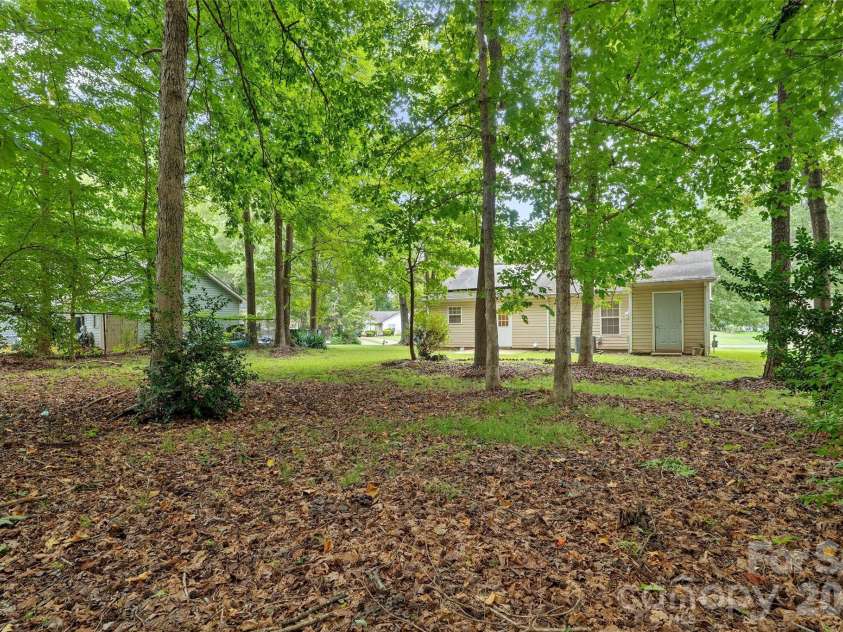 610 Pennwood Lane, Charlotte, NC 28215.  MLS# CAR4415990, YatesRealty ID 47638. 