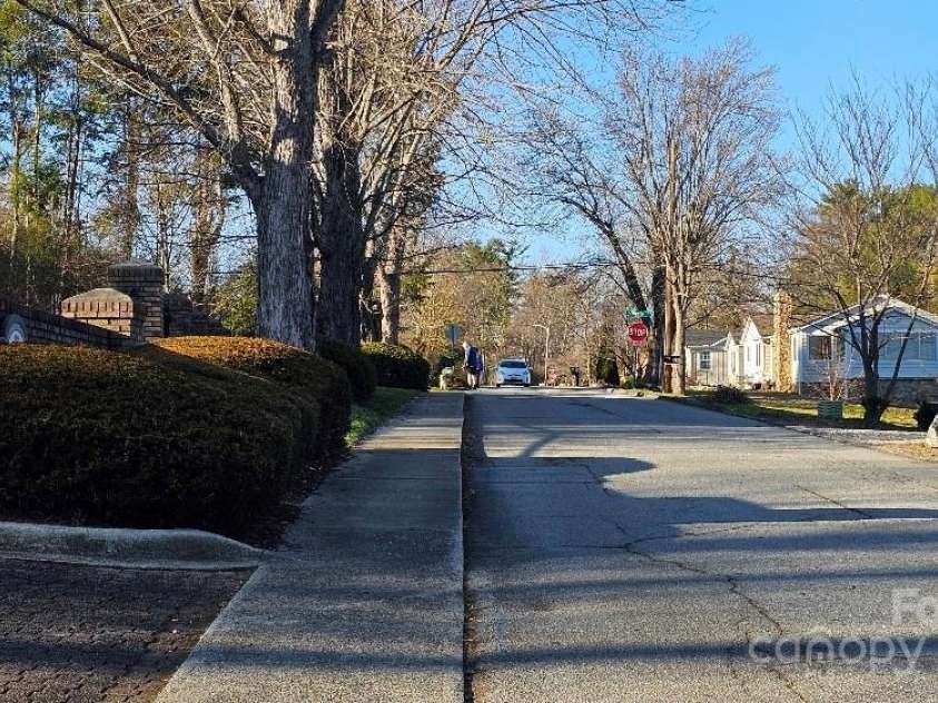 153 Ewbank Garden Drive, Hendersonville, NC 28791.  MLS# CAR4228838, YatesRealty ID 4764. Nice neighborhood to walk, bike, visit neighbors