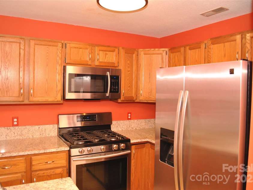 153 Ewbank Garden Drive, Hendersonville, NC 28791.  MLS# CAR4228838, YatesRealty ID 4764. Stainless appliances