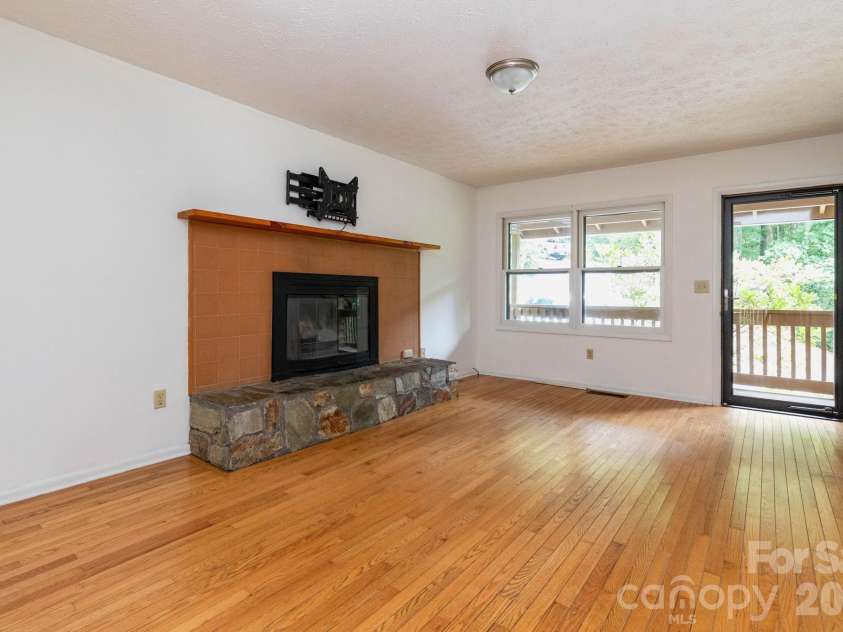 404 Buck Cove Terrace, Asheville, NC 28805.  MLS# CAR4418908, YatesRealty ID 47641. 