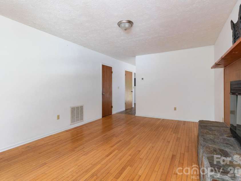 404 Buck Cove Terrace, Asheville, NC 28805.  MLS# CAR4418908, YatesRealty ID 47641. 