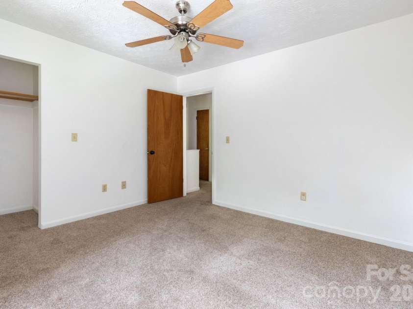 404 Buck Cove Terrace, Asheville, NC 28805.  MLS# CAR4418908, YatesRealty ID 47641. 