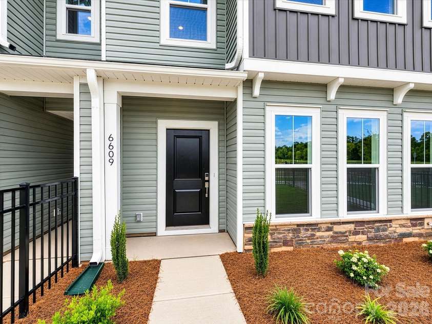 6609 Fire Lily Lane, Charlotte, NC 28216.  MLS# CAR4419428, YatesRealty ID 47646. Welcome Home to 6609 Fire Lily Lane!