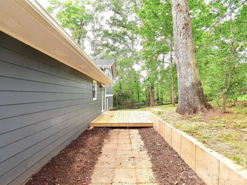 19 Ridge Place, Arden, NC 28704.  MLS# CAR4418329, YatesRealty ID 47649. 