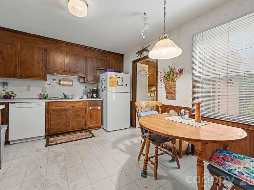 6869 Dumbarton Drive, Charlotte, NC 28210.  MLS# CAR4416810, YatesRealty ID 47650. 