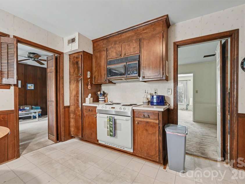 6869 Dumbarton Drive, Charlotte, NC 28210.  MLS# CAR4416810, YatesRealty ID 47650. 