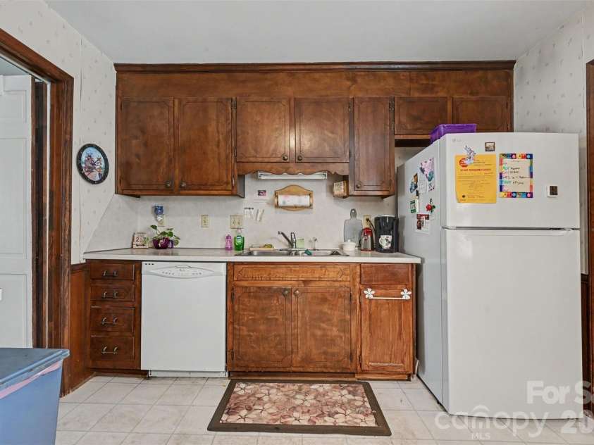 6869 Dumbarton Drive, Charlotte, NC 28210.  MLS# CAR4416810, YatesRealty ID 47650. 