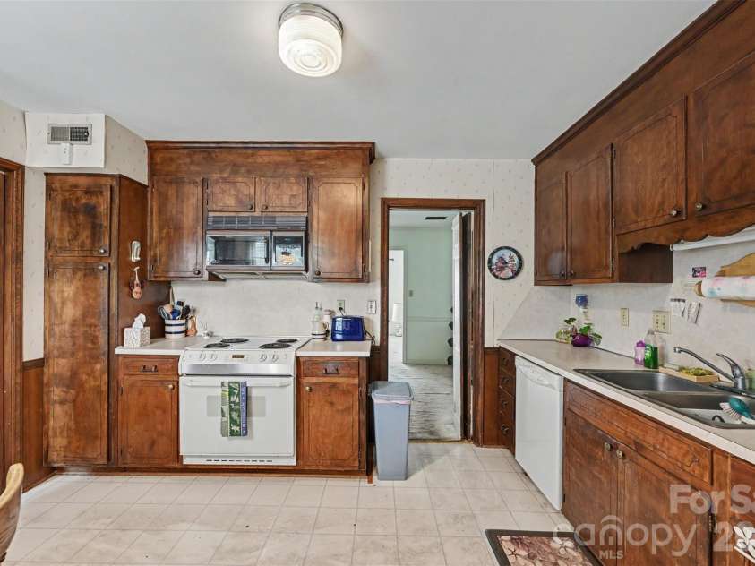 6869 Dumbarton Drive, Charlotte, NC 28210.  MLS# CAR4416810, YatesRealty ID 47650. 