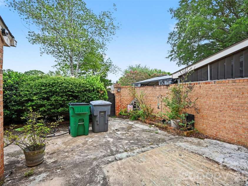 6869 Dumbarton Drive, Charlotte, NC 28210.  MLS# CAR4416810, YatesRealty ID 47650. 