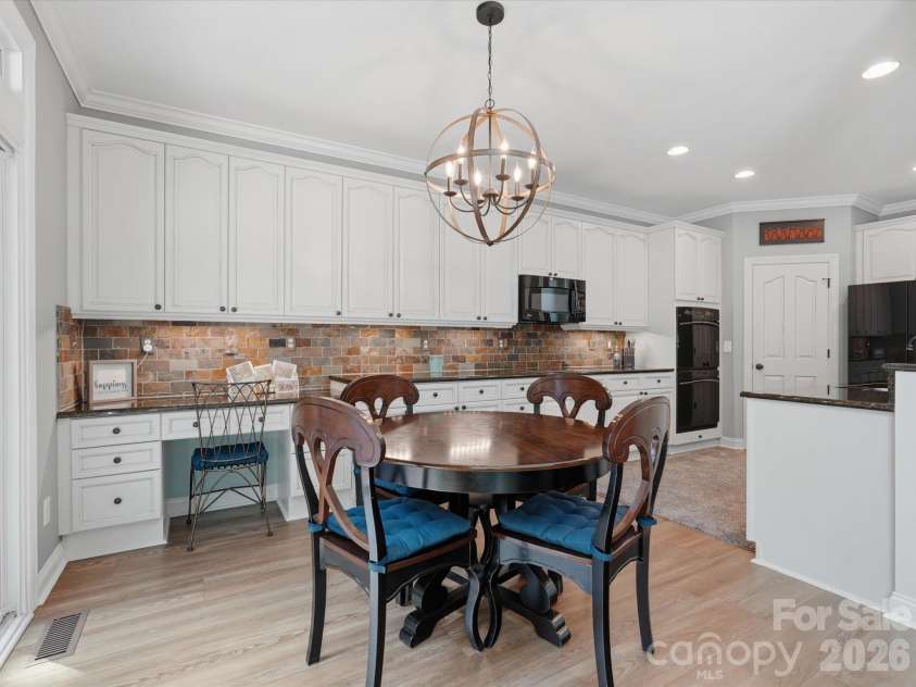 3427 Twelve Oaks Place, Charlotte, NC 28270.  MLS# CAR4418962, YatesRealty ID 47651. Kitchen & Breakfast Area
