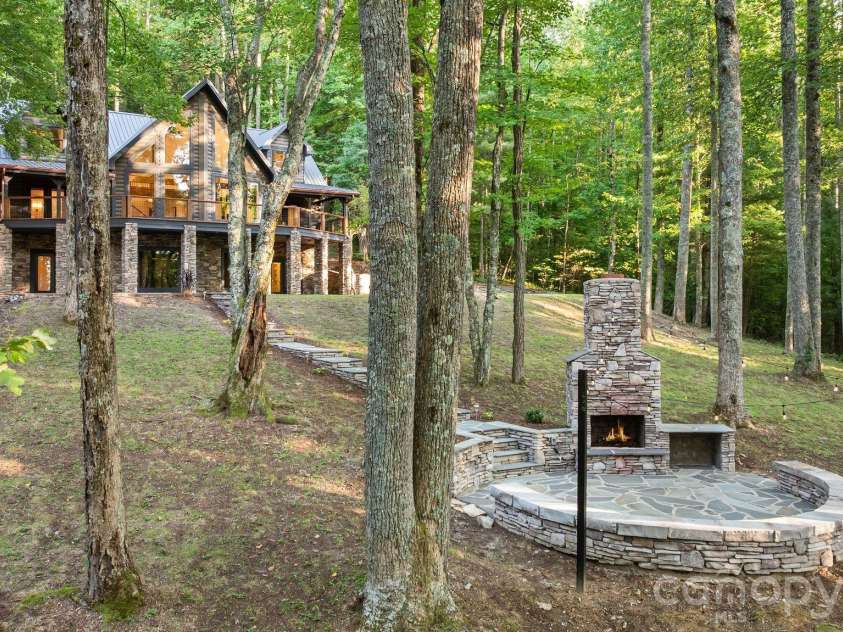 40 Boulder Lane, Hendersonville, NC 28792.  MLS# CAR4418960, YatesRealty ID 47652. 