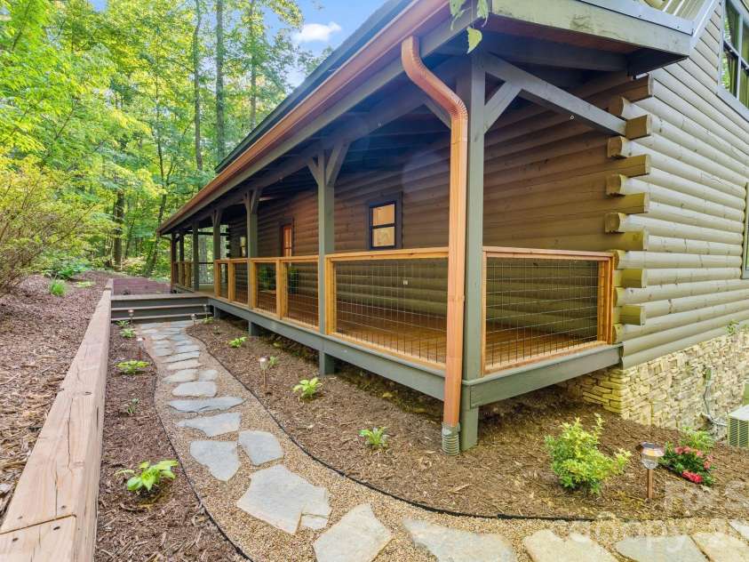 40 Boulder Lane, Hendersonville, NC 28792.  MLS# CAR4418960, YatesRealty ID 47652. 