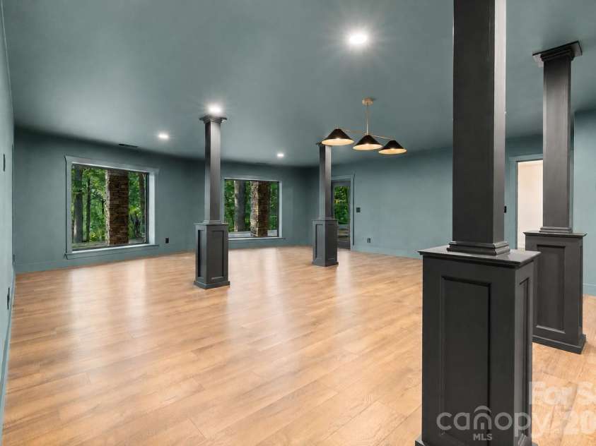 40 Boulder Lane, Hendersonville, NC 28792.  MLS# CAR4418960, YatesRealty ID 47652. 