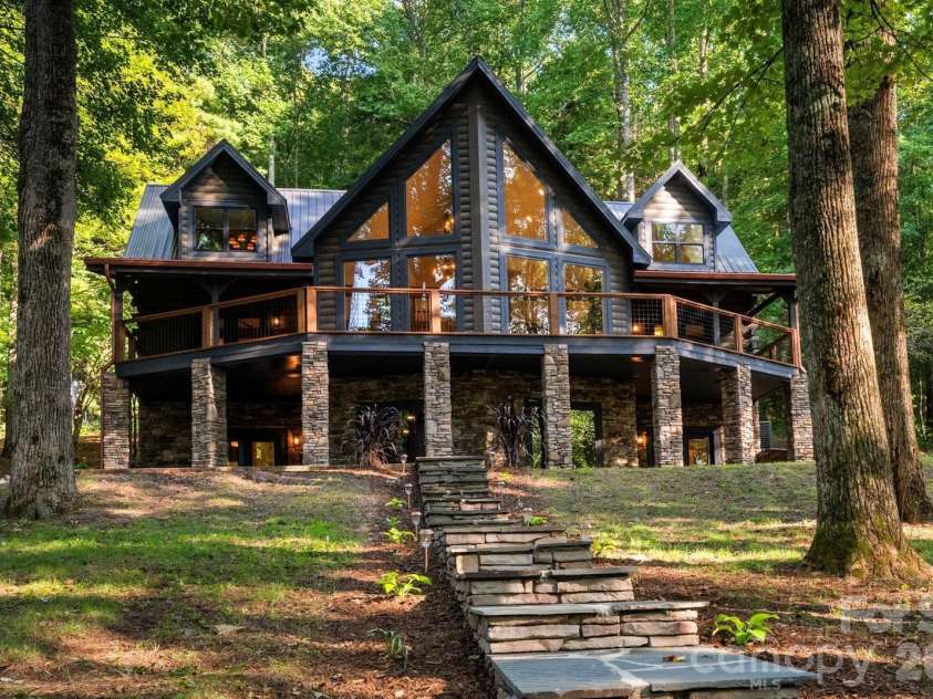 40 Boulder Lane, Hendersonville, NC 28792.  MLS# CAR4418960, YatesRealty ID 47652. 