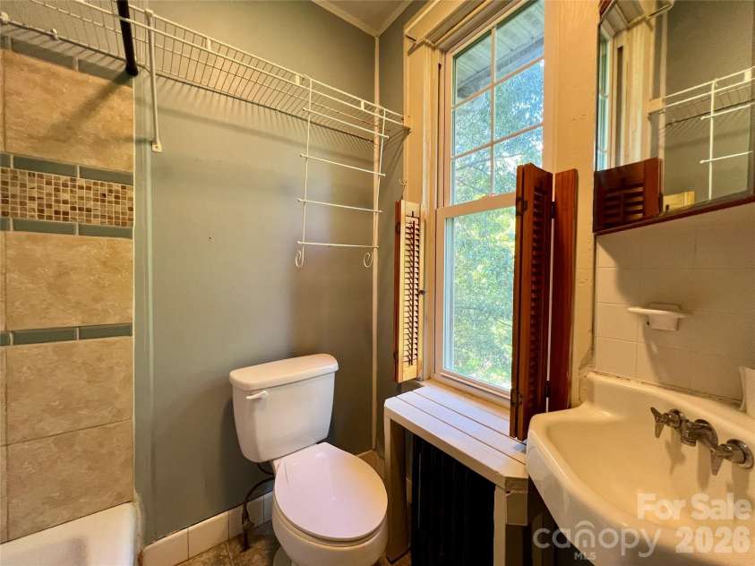 130 Edwin Place, Asheville, NC 28801.  MLS# CAR4418840, YatesRealty ID 47655. Apt#3
