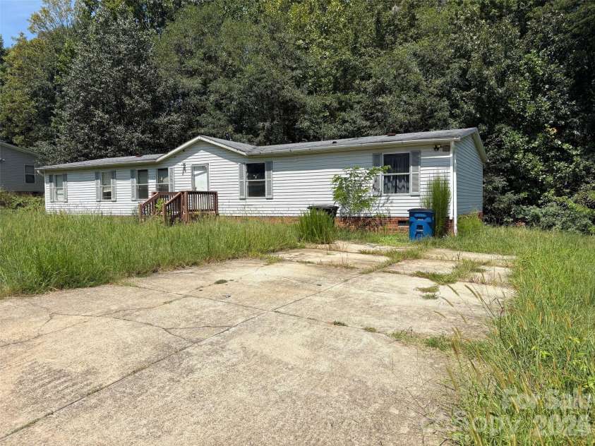 317 Forest Hollow Drive, Statesville, NC 28677.  MLS# CAR4419249, YatesRealty ID 47658. 