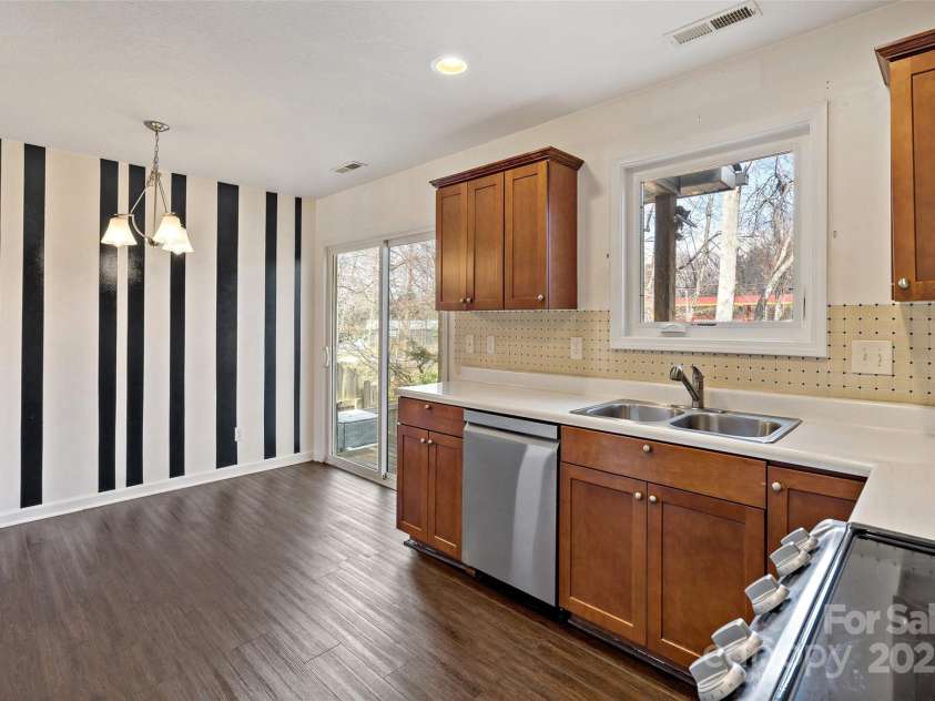 31 English Ivy Road, Asheville, NC 28806.  MLS# CAR4289891, YatesRealty ID 4766. 